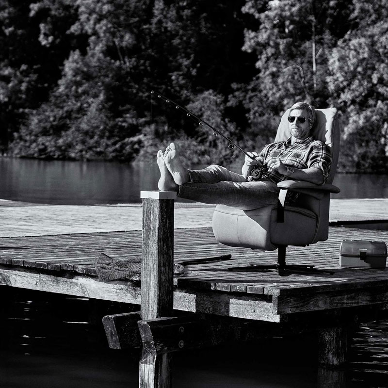 Schauspieler Henning Baum sitzt im Interliving Sessel am See Schauspieler Henning Baum sitzt im Interliving Sessel am See