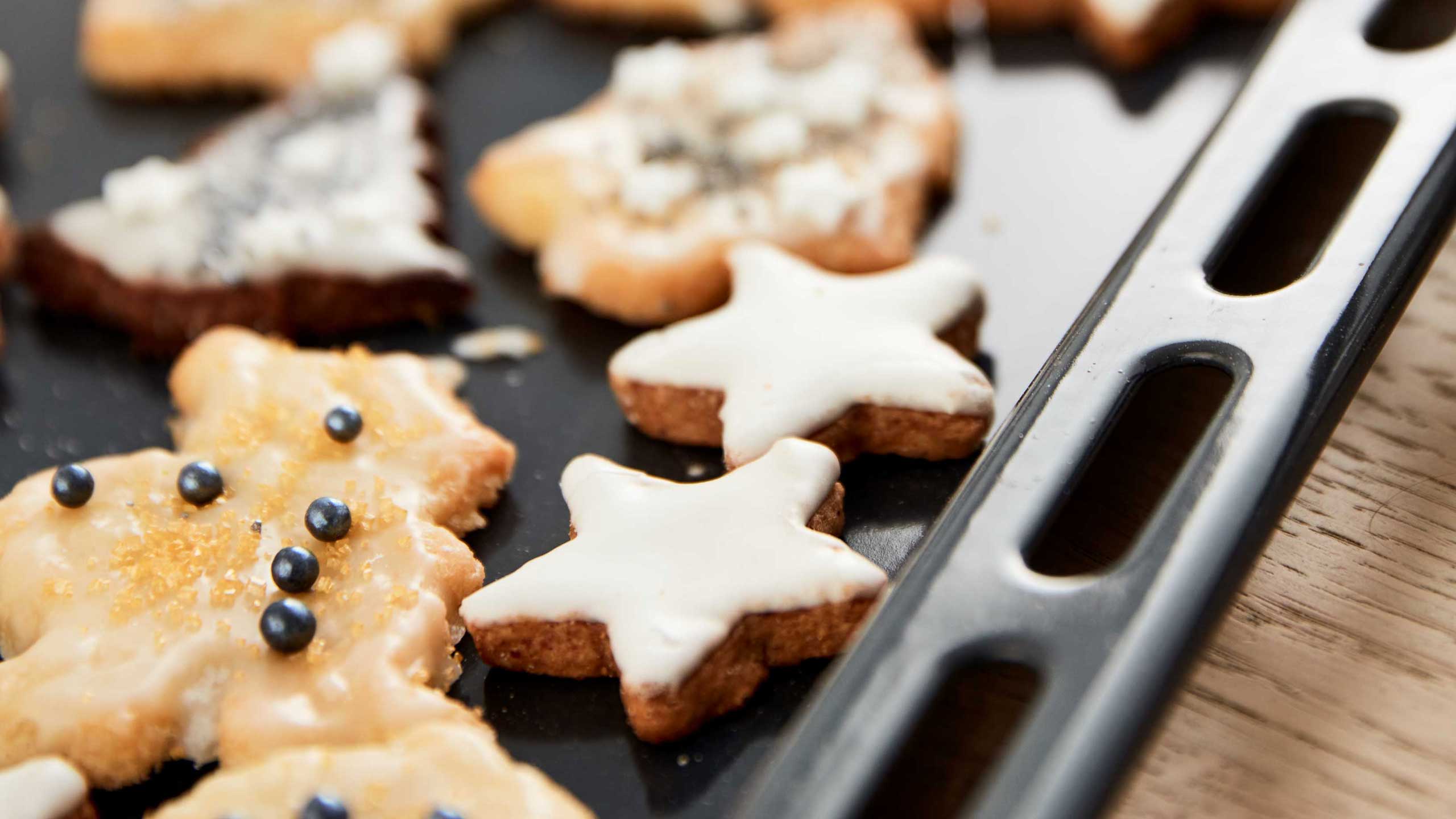 Weihnachts-Plätzchen auf Blech