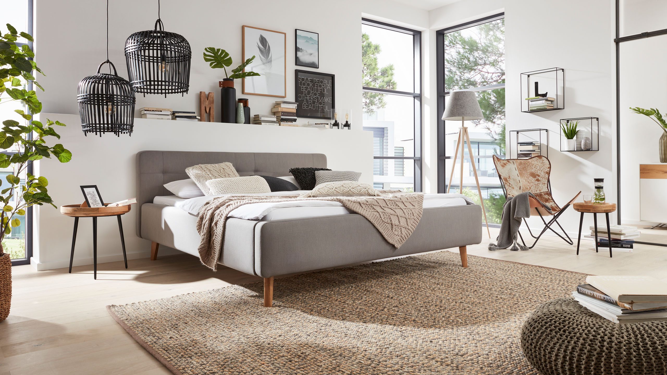 Modernes Schlafzimmer mit grauem Interliving Polsterbett der Serie 1409