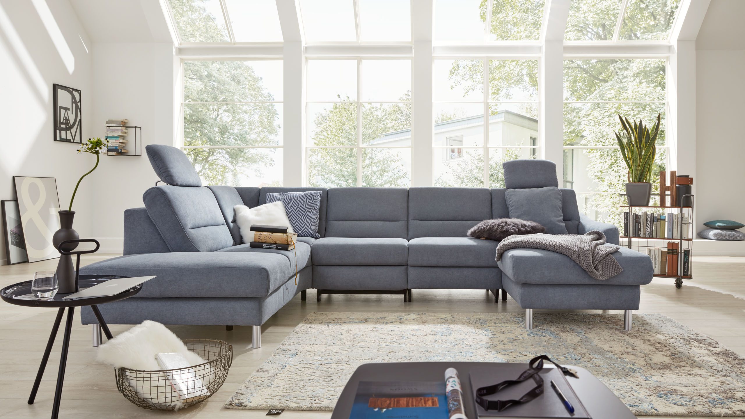 Interliving Sofa Serie 4305 steht in einem lichtdurchfluteten Wohnzimmer