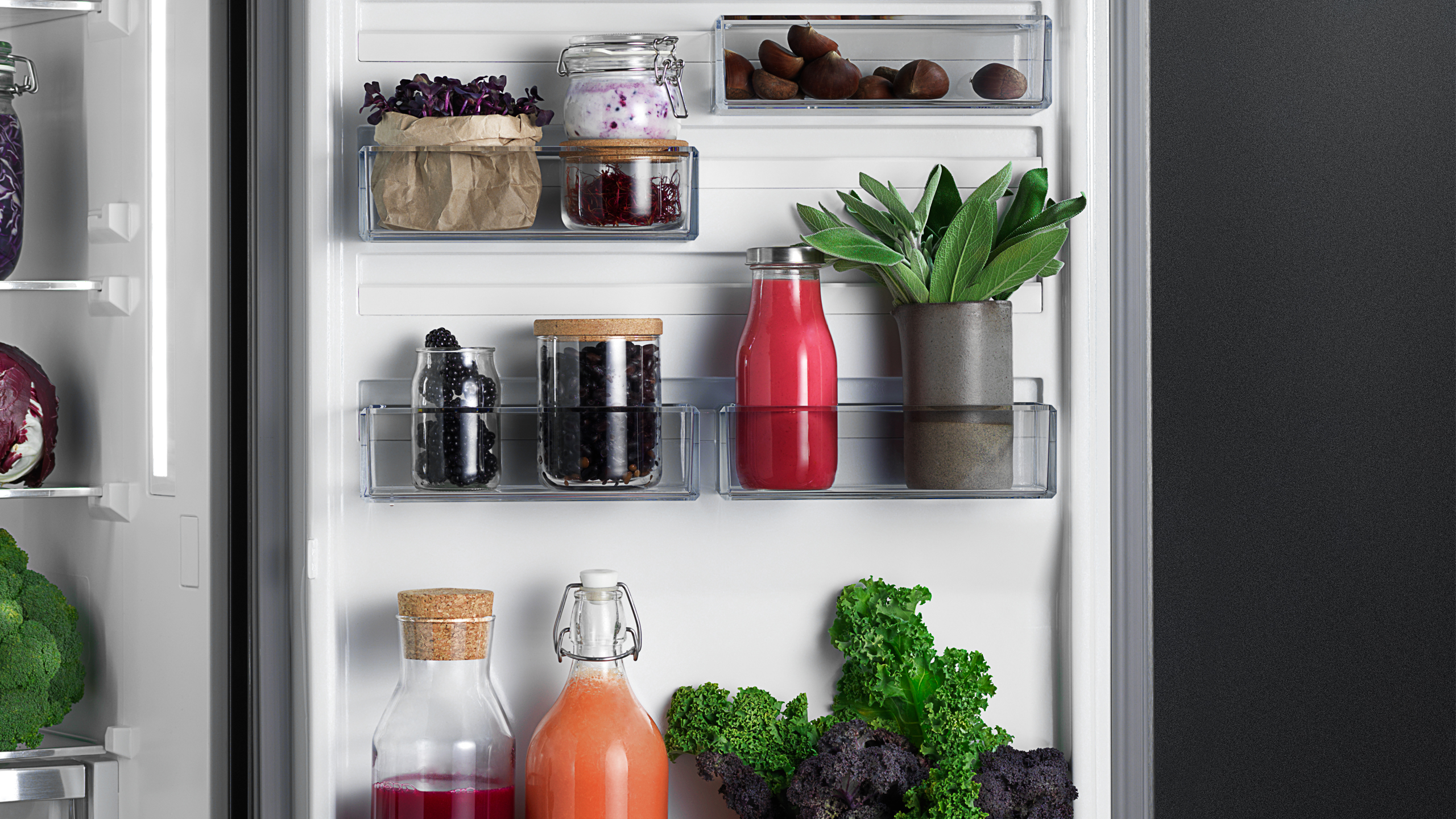 Kühlschrankttür mit Boxen und Gläsern gut organisiert