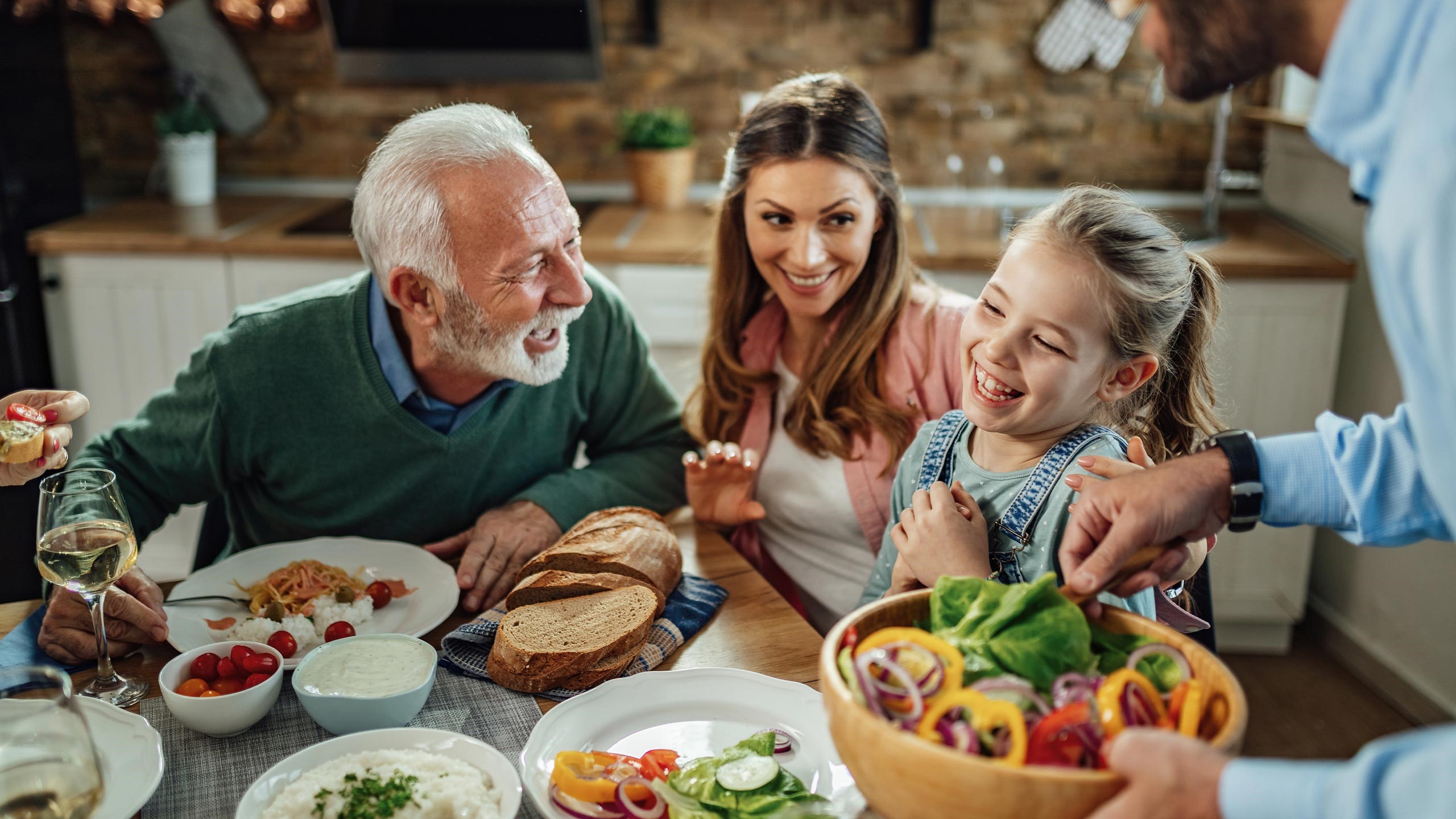 Familie isst zusammen am Tisch