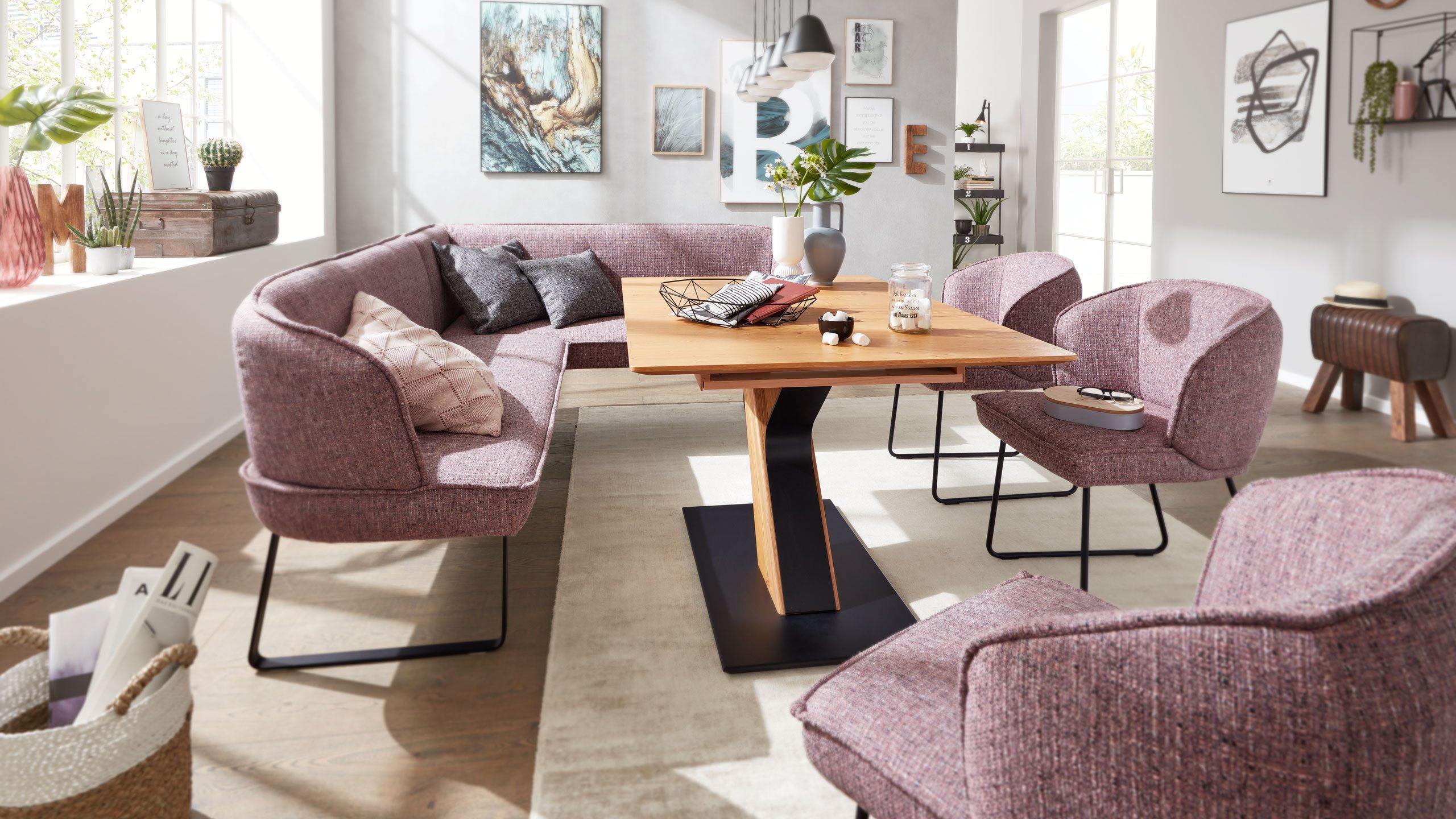 Interliving Esszimmer Serie 5503 mit rosafarbenen Stühlen