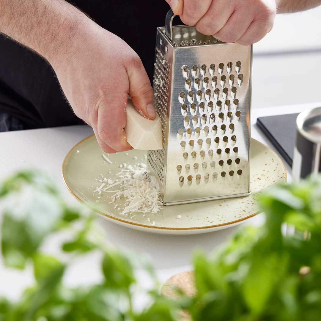 Parmesan reiben und Knoblauch schälen