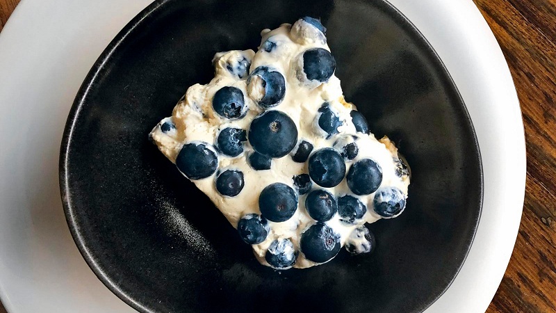 Dessert aus Blaubeeren und Cookies