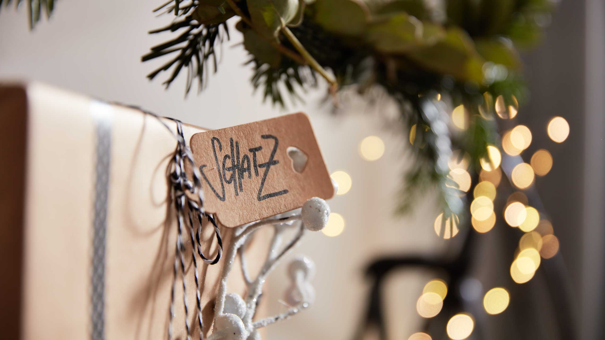 Weihnachts-Geschenk mit Schatz-Namensschild