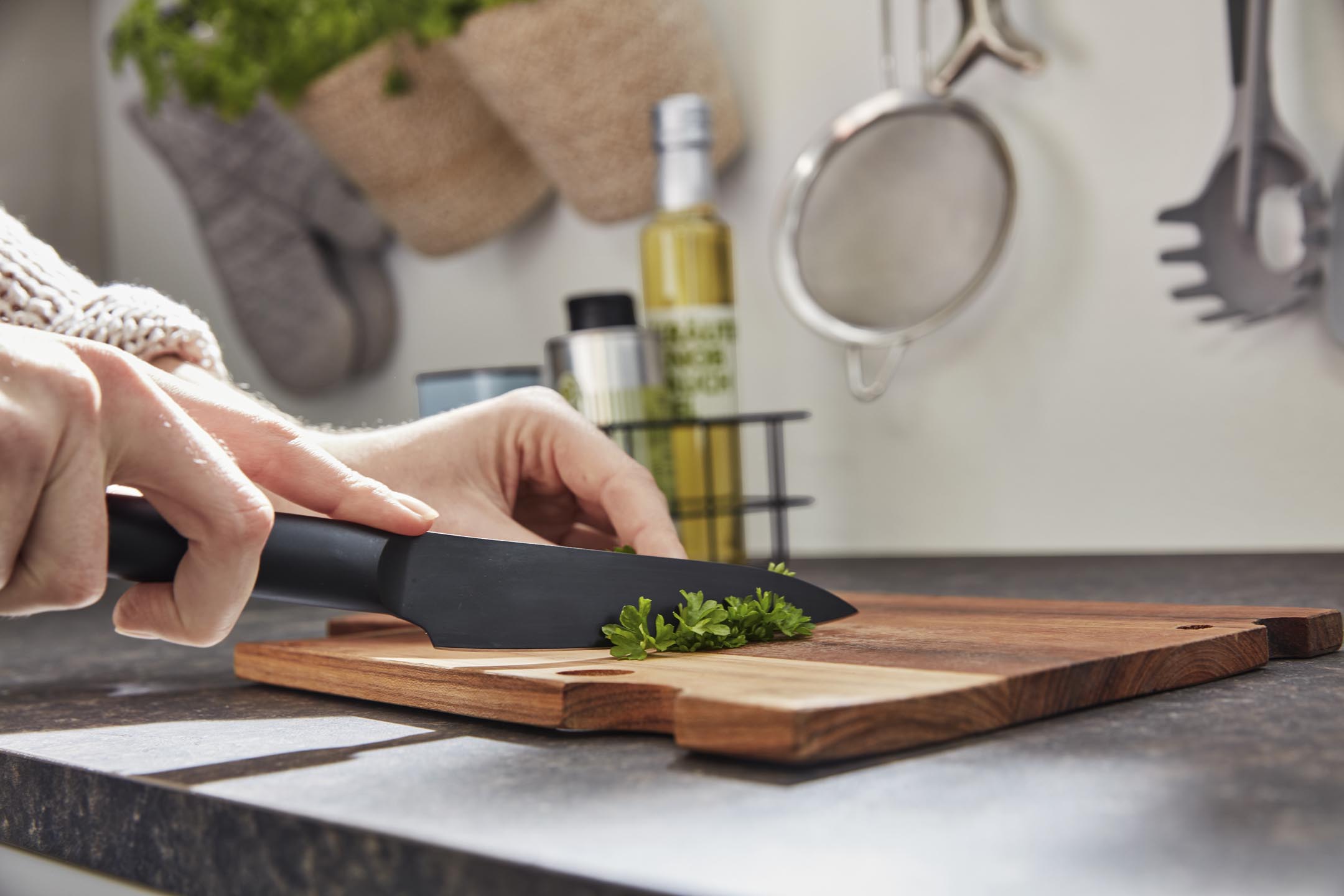 Schneidebrett und Messer auf Interliving Küchenarbeitsplatte