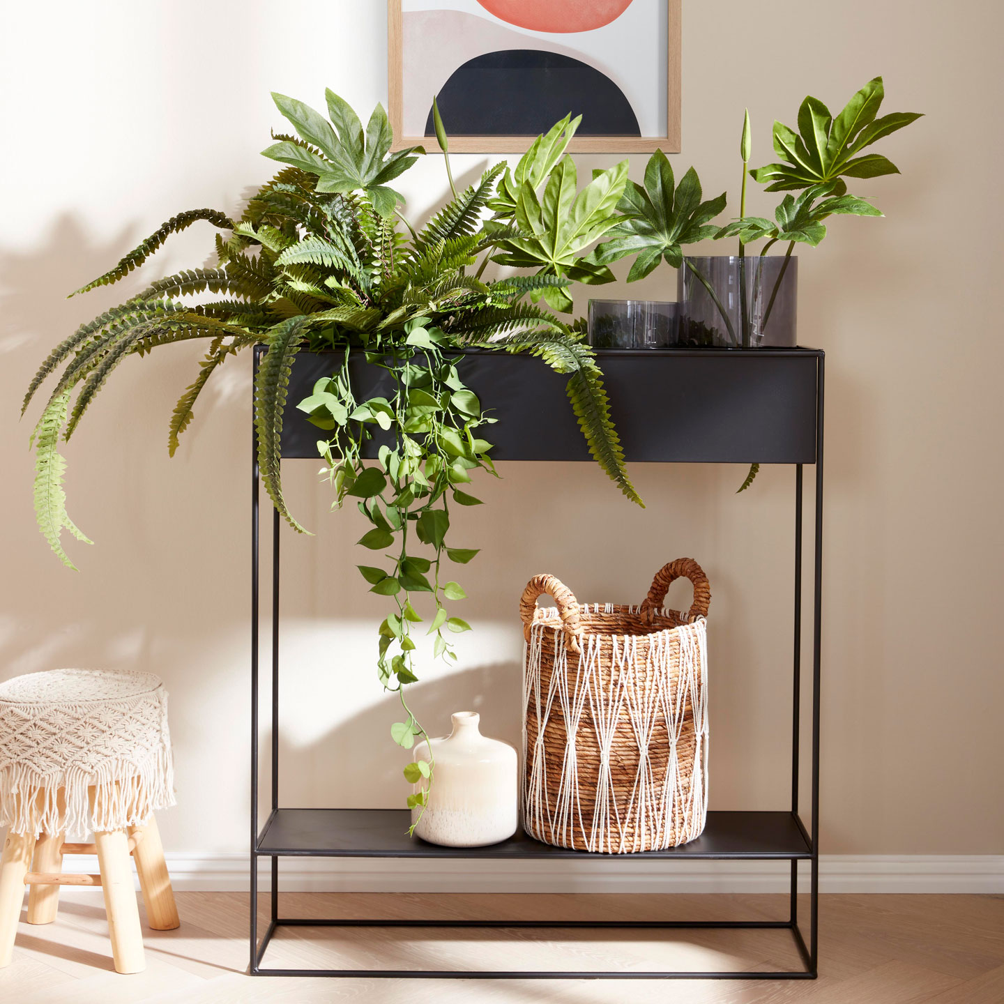 Plantbox als Sideboard mit Pflanzen und Dekoration