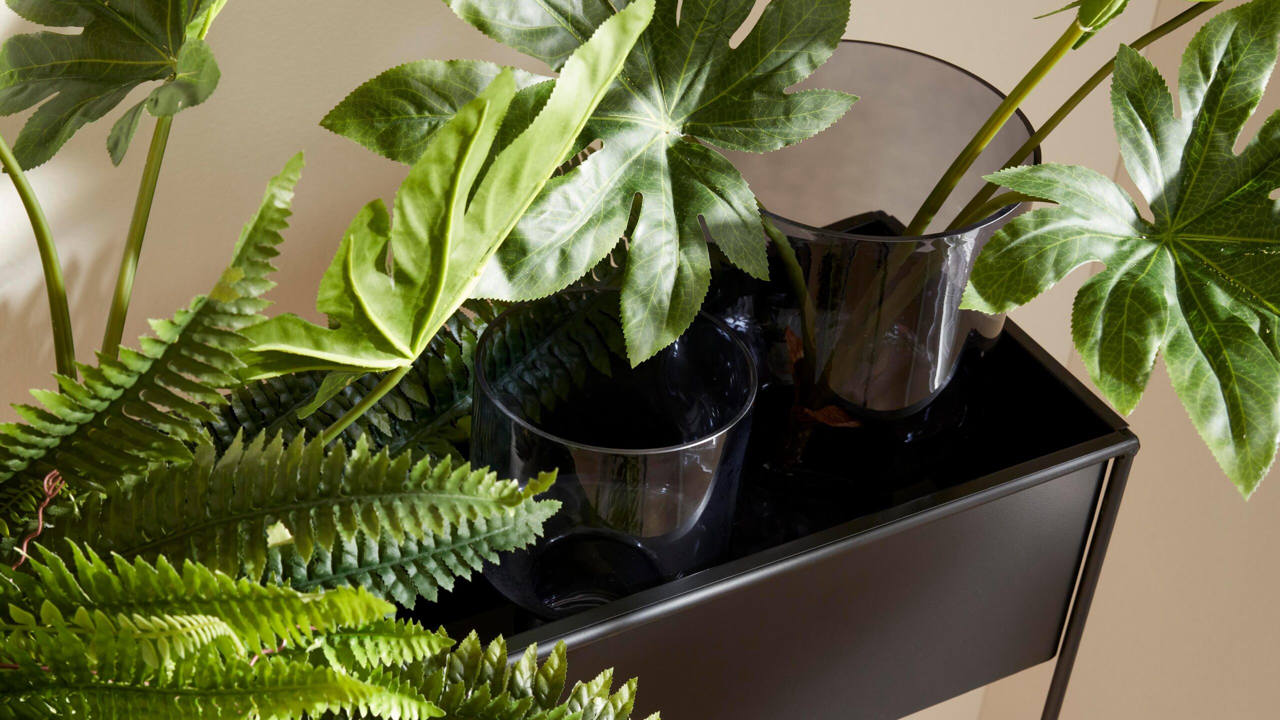 Plantbox mit Pflanzen und Vasen