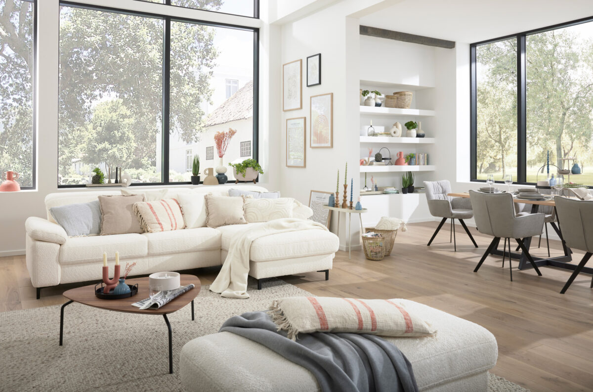 Helles Wohnzimmer eingerichtet in Naturtönen - Trends für Interliving "Pure Living"