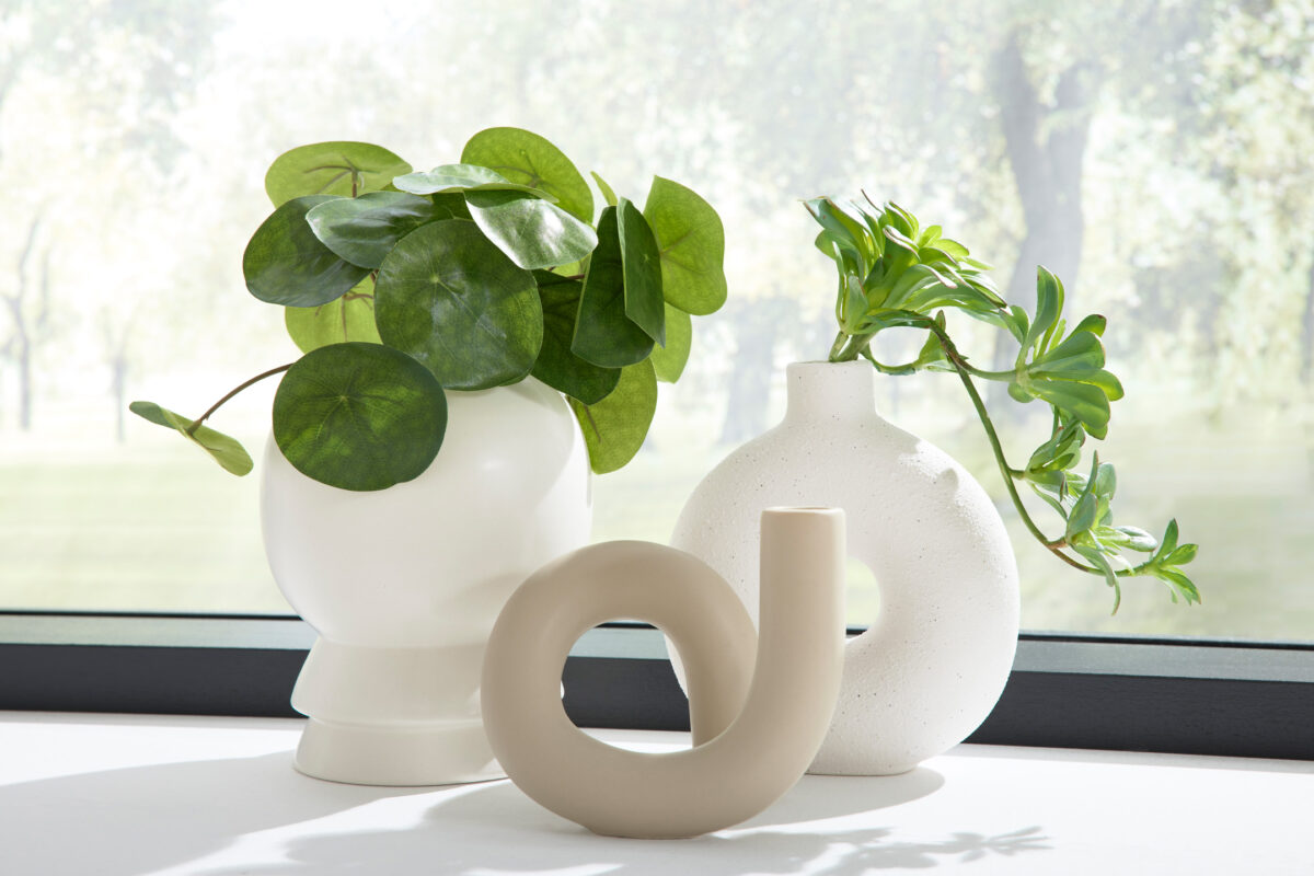 Organisch geformte Vasen und Kerzenhalter in Naturtönen, angeraute Haptik - Trends für Interliving "Pure Living"