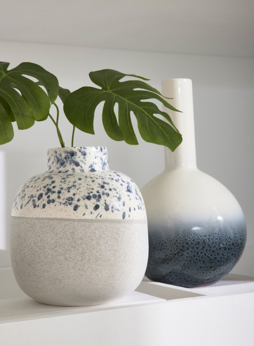 Kugelige Vasen in Blau/Beige, angeraute Haptik - Trends für Interliving "Pure Living"