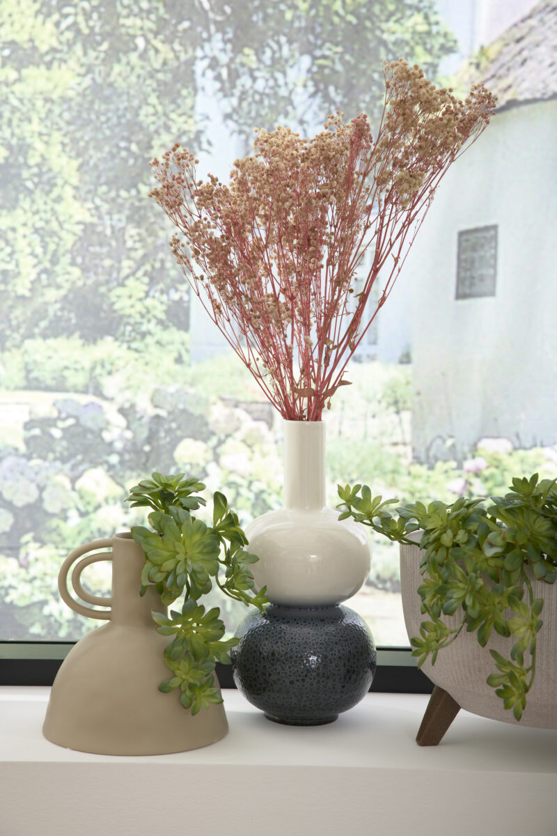 Trends für Interliving: Dekoration (Vasen, Kerzen) auf Fensterbank