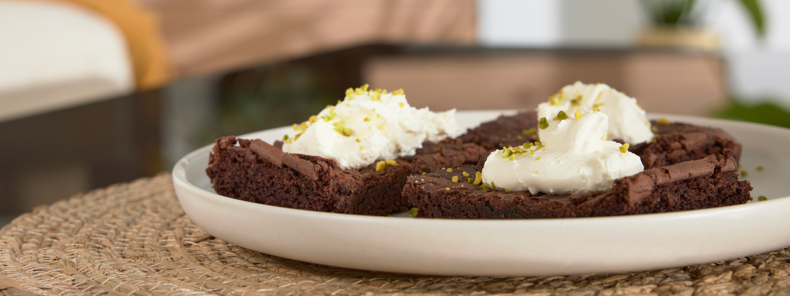 Tolle Inspirationen zu Ostern: Mit natürlicher Dekoration und leckeren Rübli-Brownies begeistert ihr eure Gäste