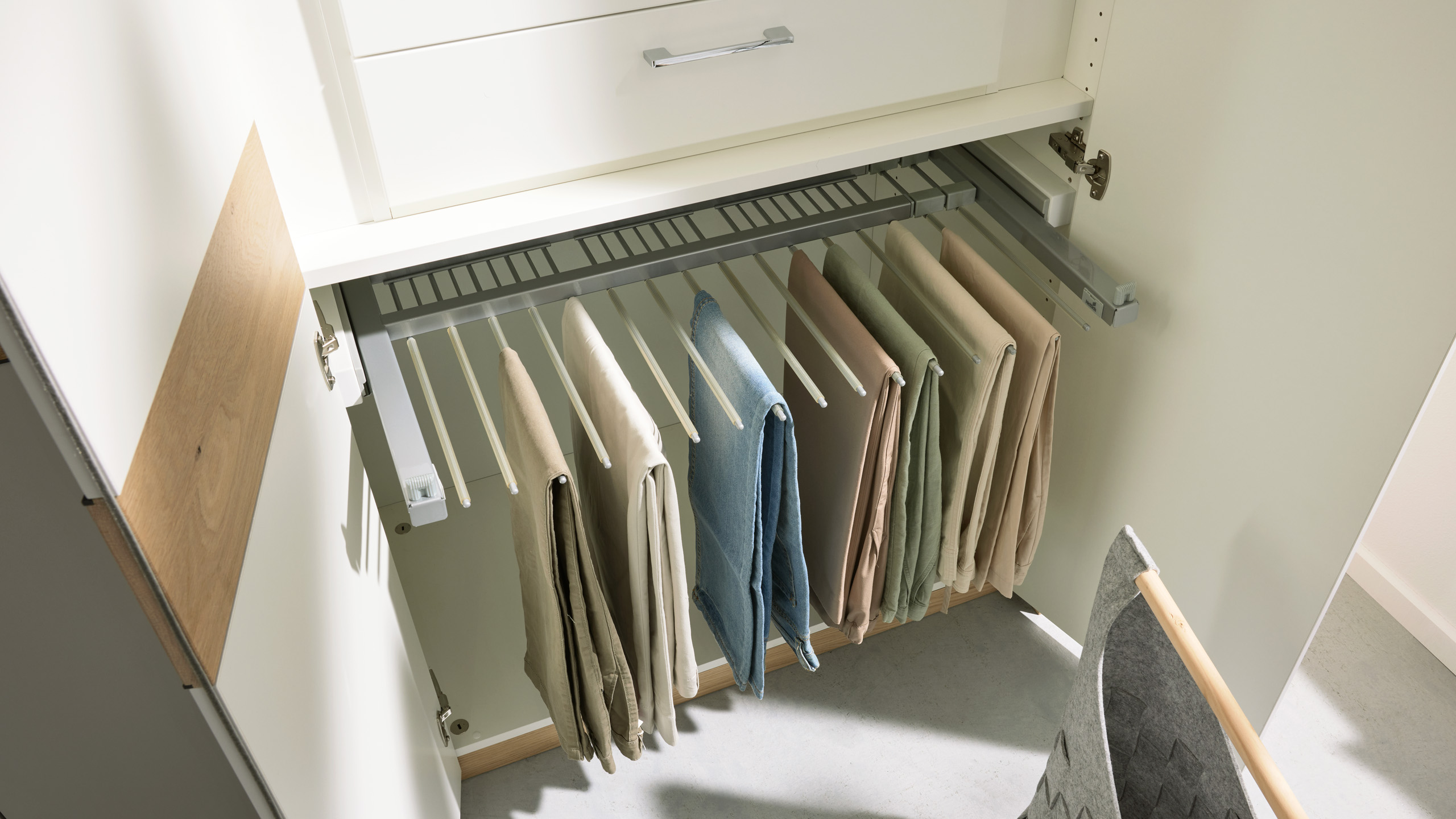 Interliving Kleiderschrank Serie 1207 - Hosenaufhängung Satingrauer Kleiderschrank