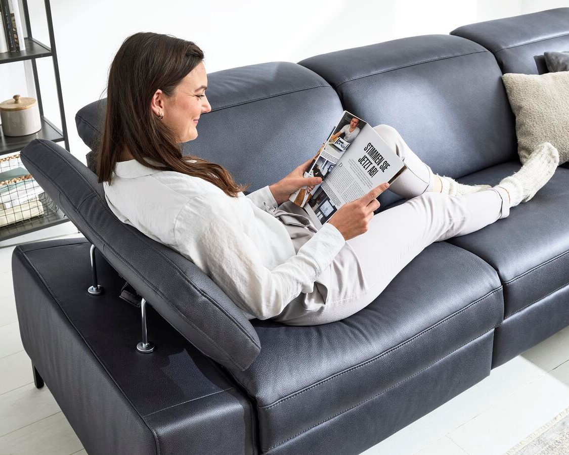 In Höhe und Neigung verstellbares Armteil bei der Interliving Sofa Serie 4064
