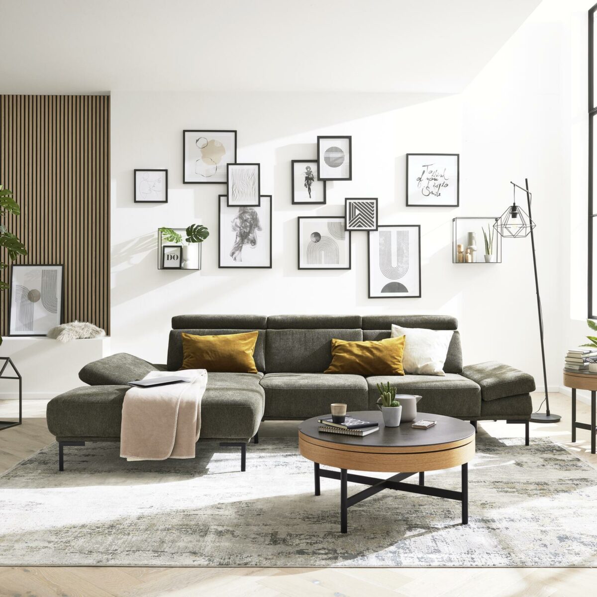 Bilderwand kombiniert mit der Interliving Sofa Serie 4254