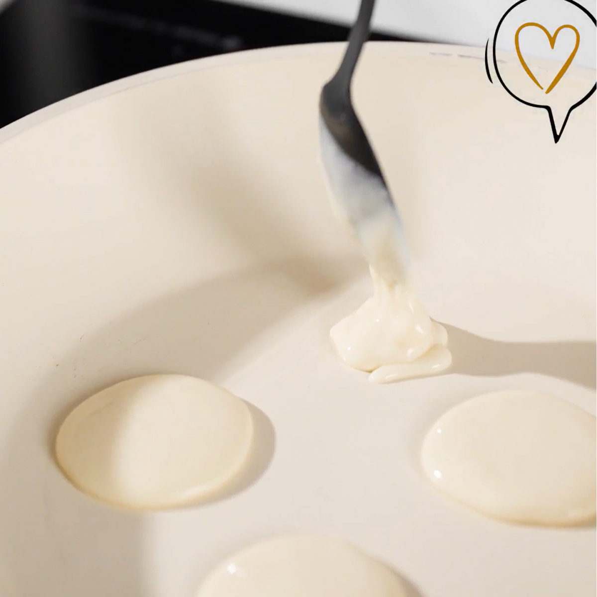 Trends für Interliving: Rezept Mini Pancake Stacks - Minipfannkuchen in die Pfanne geben