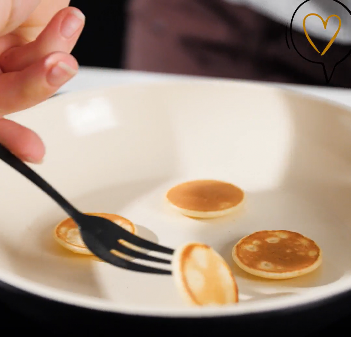 Trends für Interliving: Rezept Mini Pancake Stacks - Pfannkuchen wenden