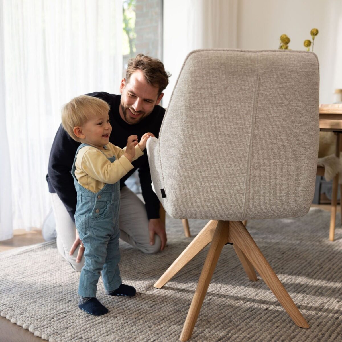 Kleinkind dreht Stuhl - interliving@home