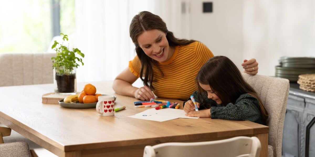 Hausaufgaben am Tisch der Interliving Esszimmer Serie 5102