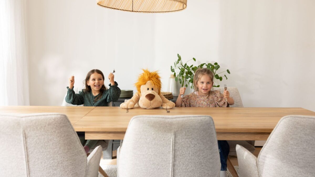 Familientisch der Interliving Esszimmer Serie 5102